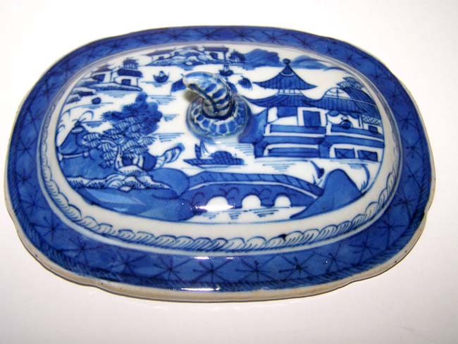 A small early 19th century Chinese Export Porcelain 'Canton' Covered Tureen with Undertray.  — image 4